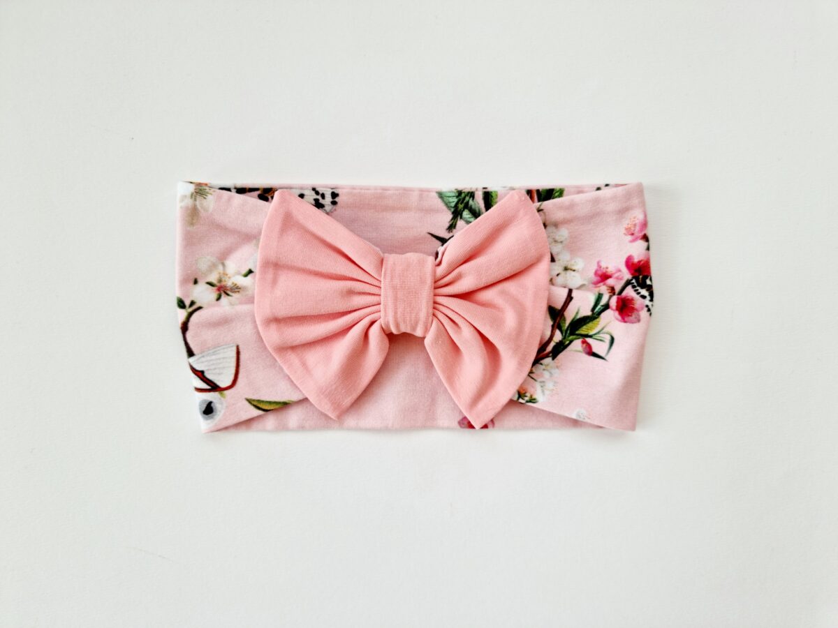 Liblikate ja lilledega peapael roosa lipsuga