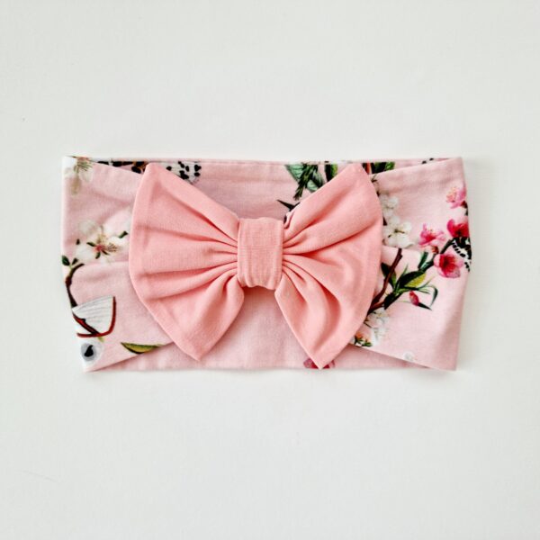 Liblikate ja lilledega peapael roosa lipsuga