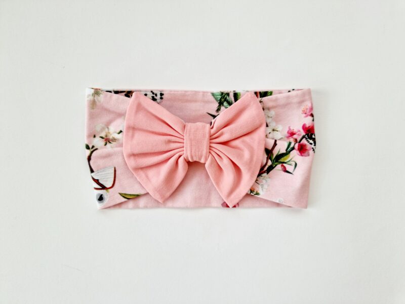 Liblikate ja lilledega peapael roosa lipsuga