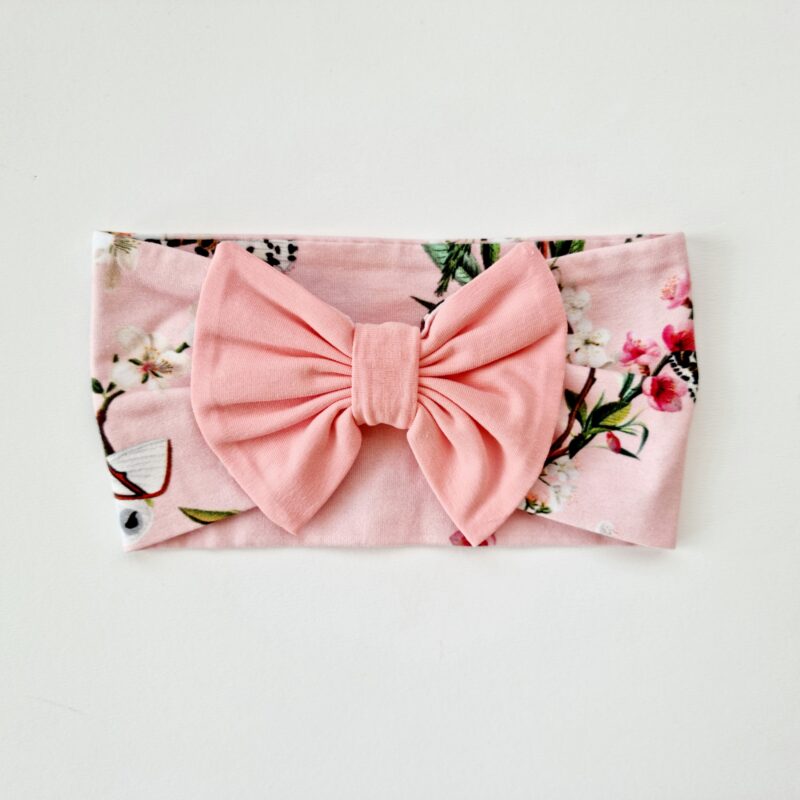 Liblikate ja lilledega peapael roosa lipsuga