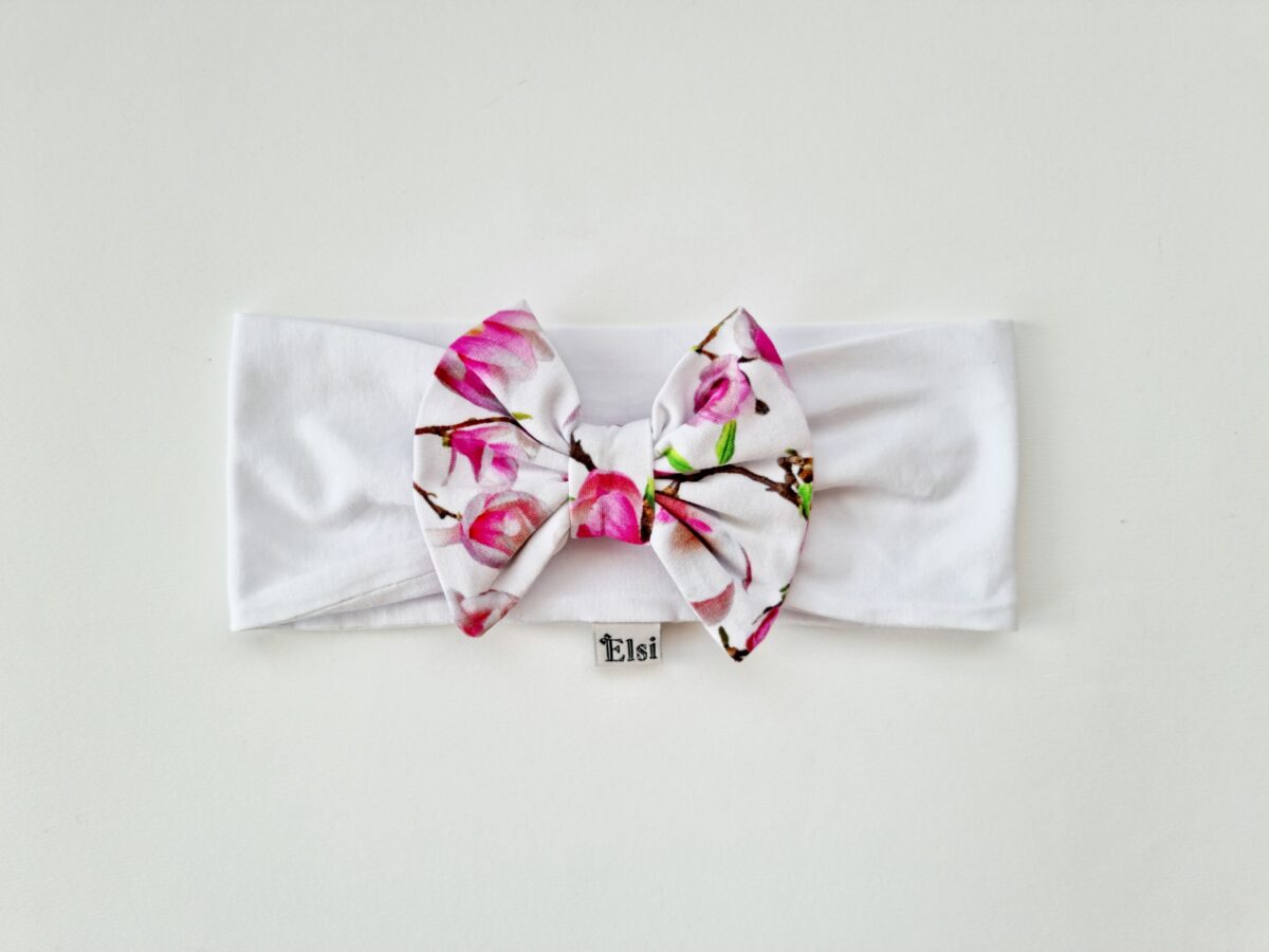 Valge peapael magnooliatega