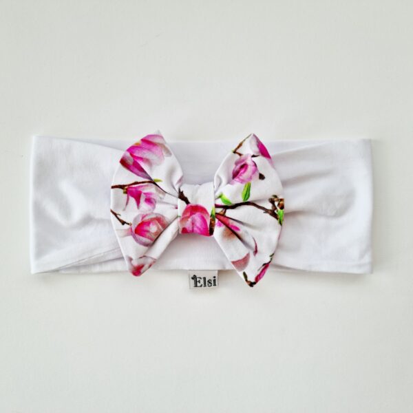 Valge peapael magnooliatega