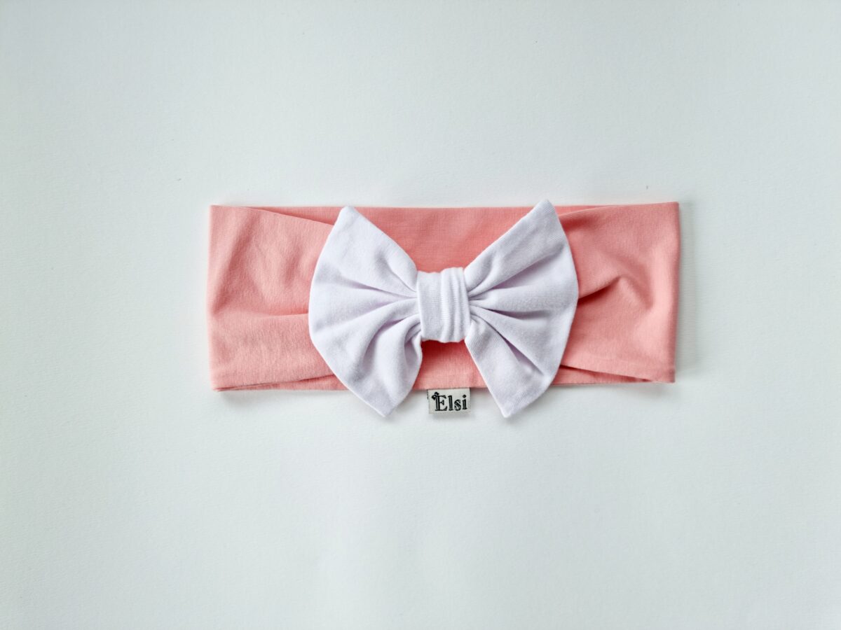 Lõheroosa peapael valge lipsuga