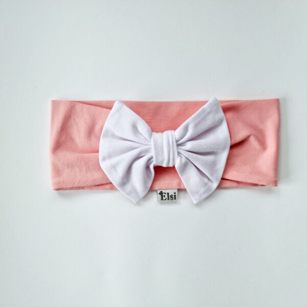 Lõheroosa peapael valge lipsuga