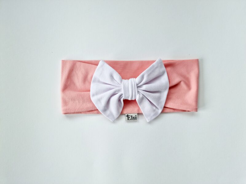 Lõheroosa peapael valge lipsuga