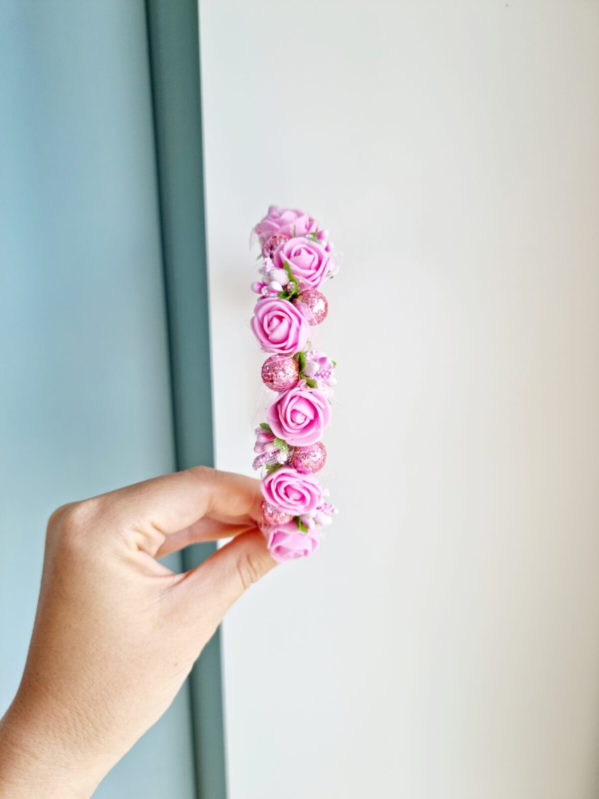 Roosa lilledega peavõru