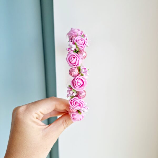 Roosa lilledega peavõru