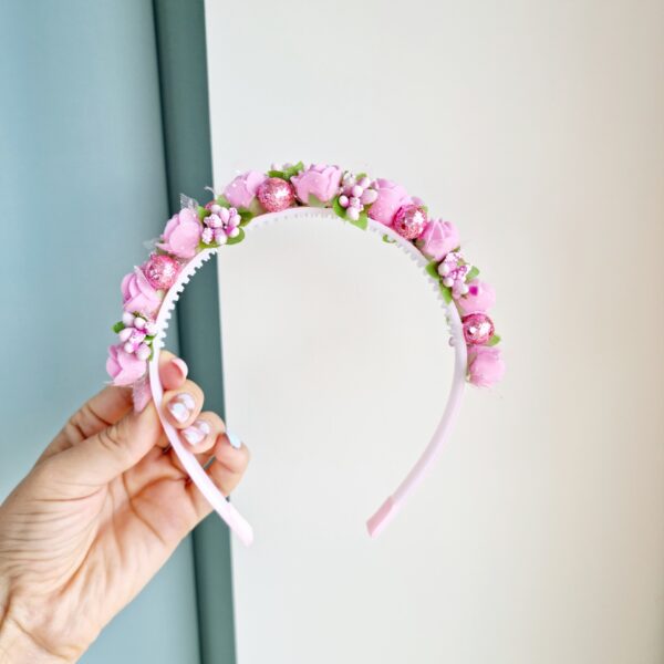 Roosa lilledega peavõru