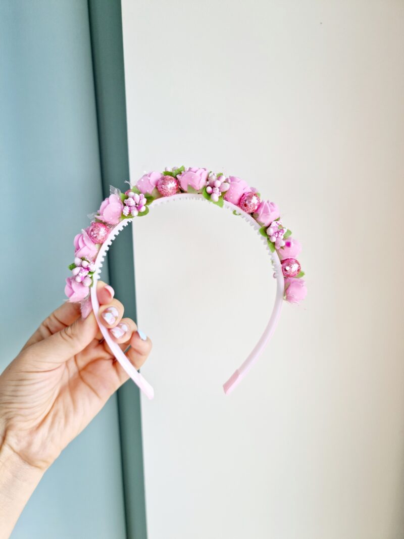 Roosa lilledega peavõru