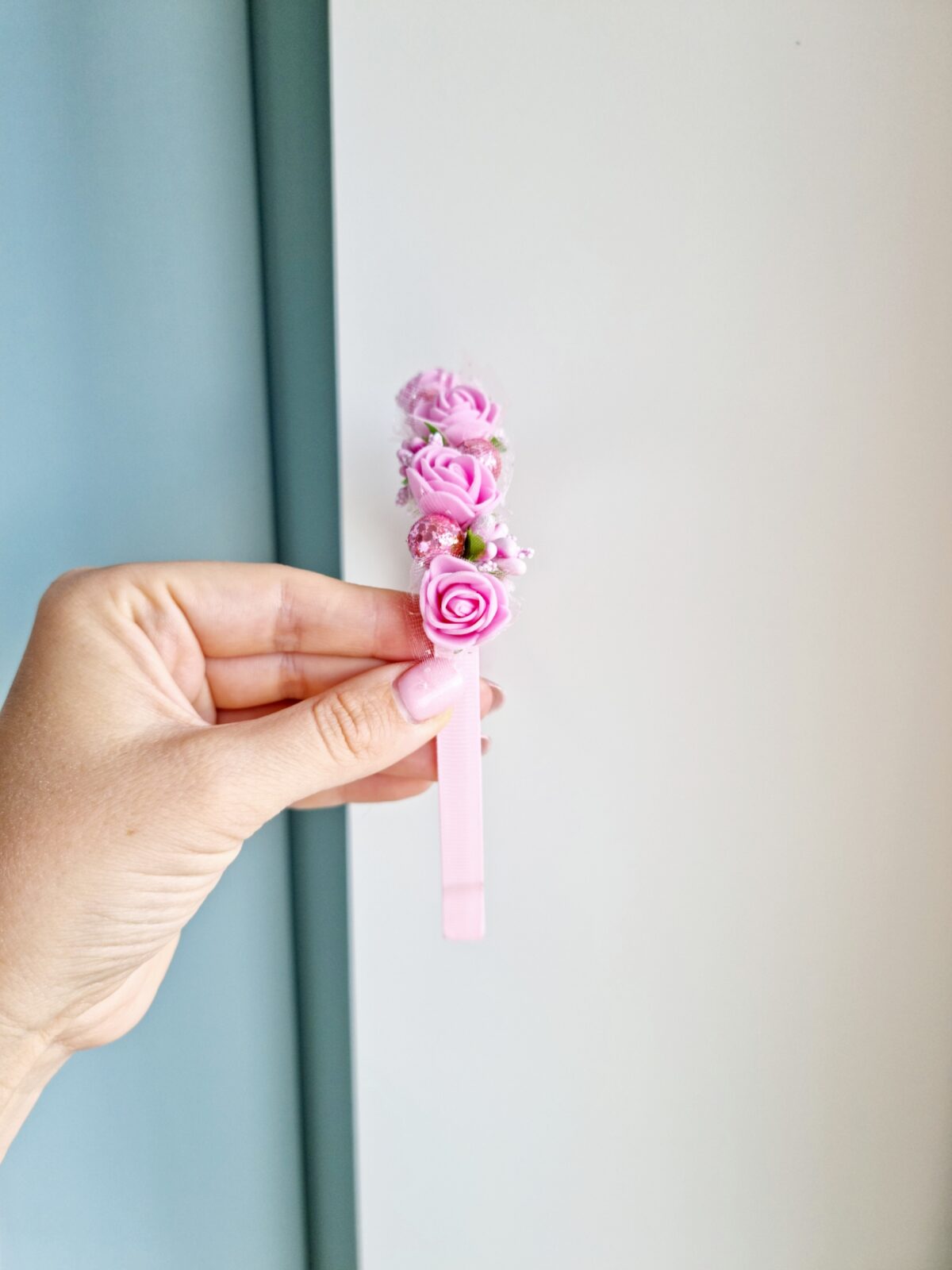 Roosa lilledega peavõru