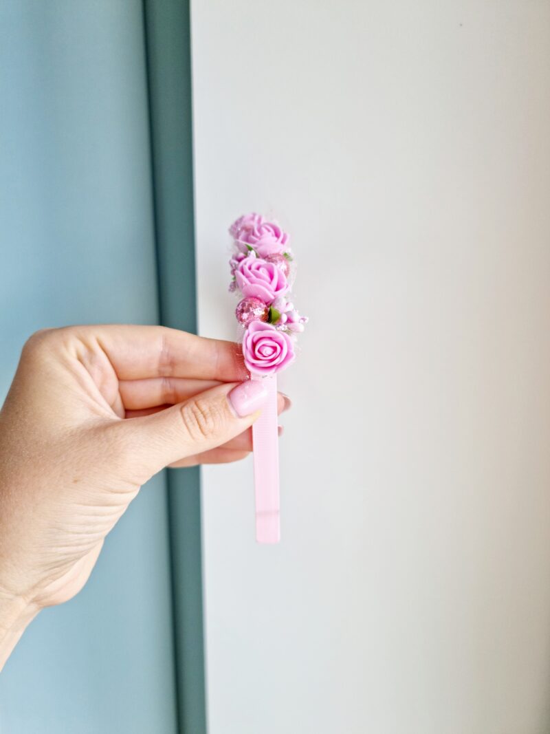 Roosa lilledega peavõru