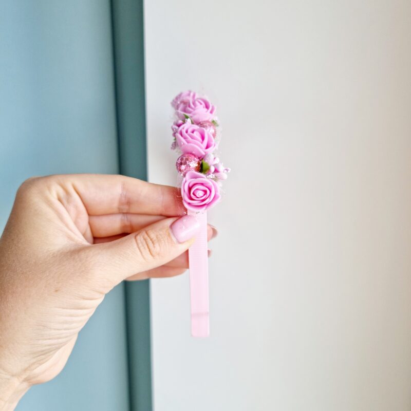 Roosa lilledega peavõru