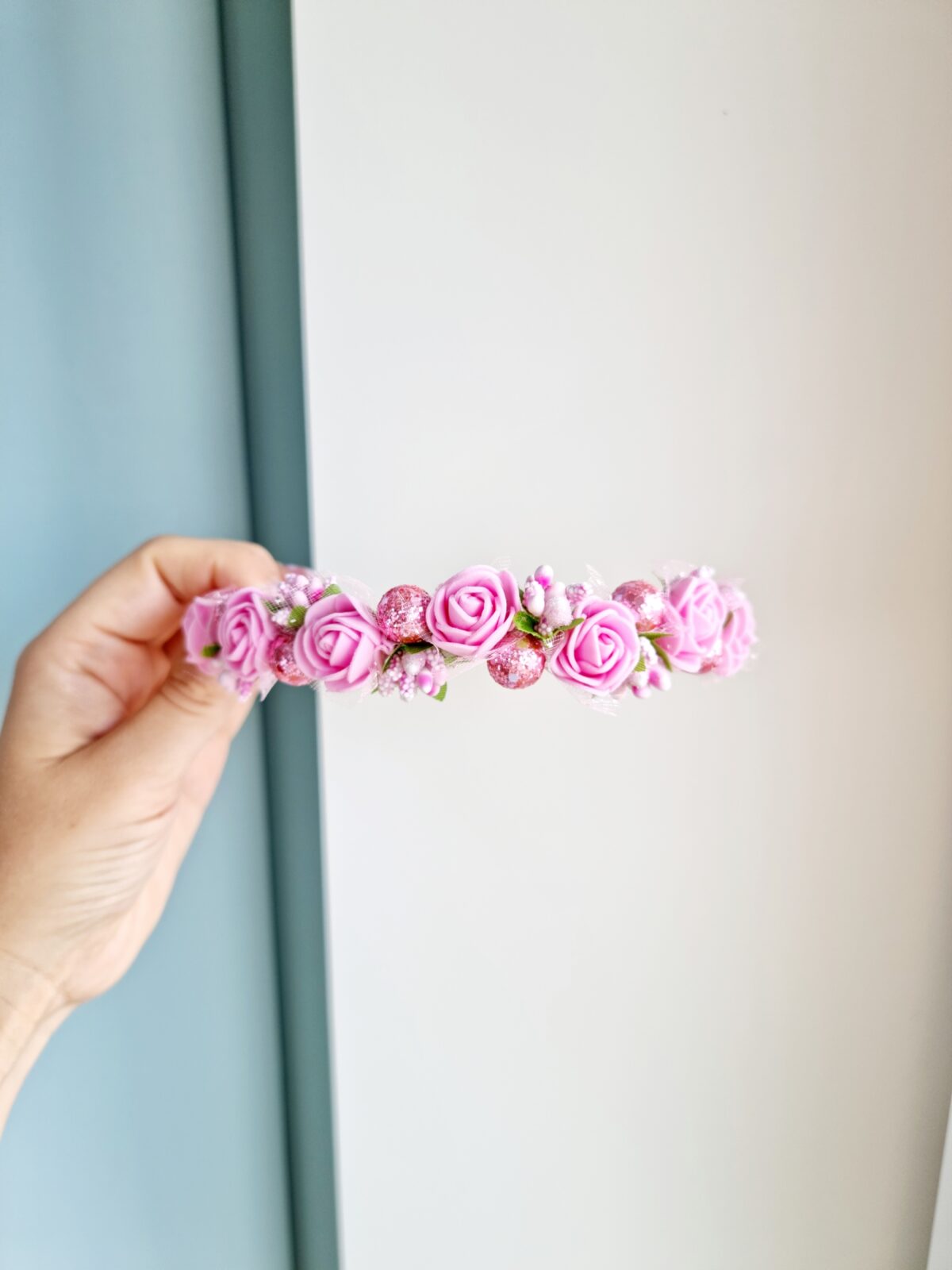 Roosa lilledega peavõru