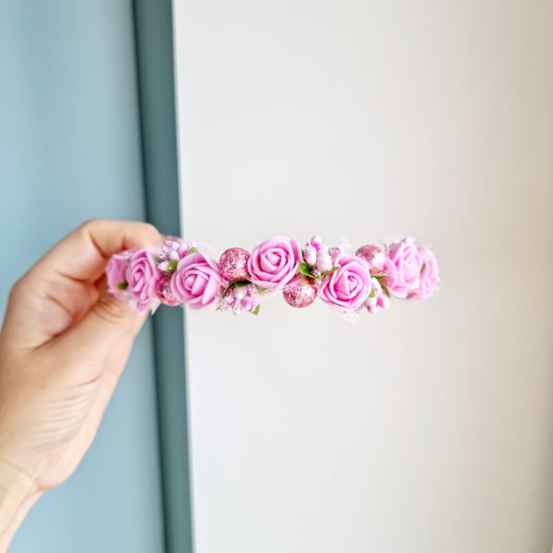 Roosa lilledega peavõru