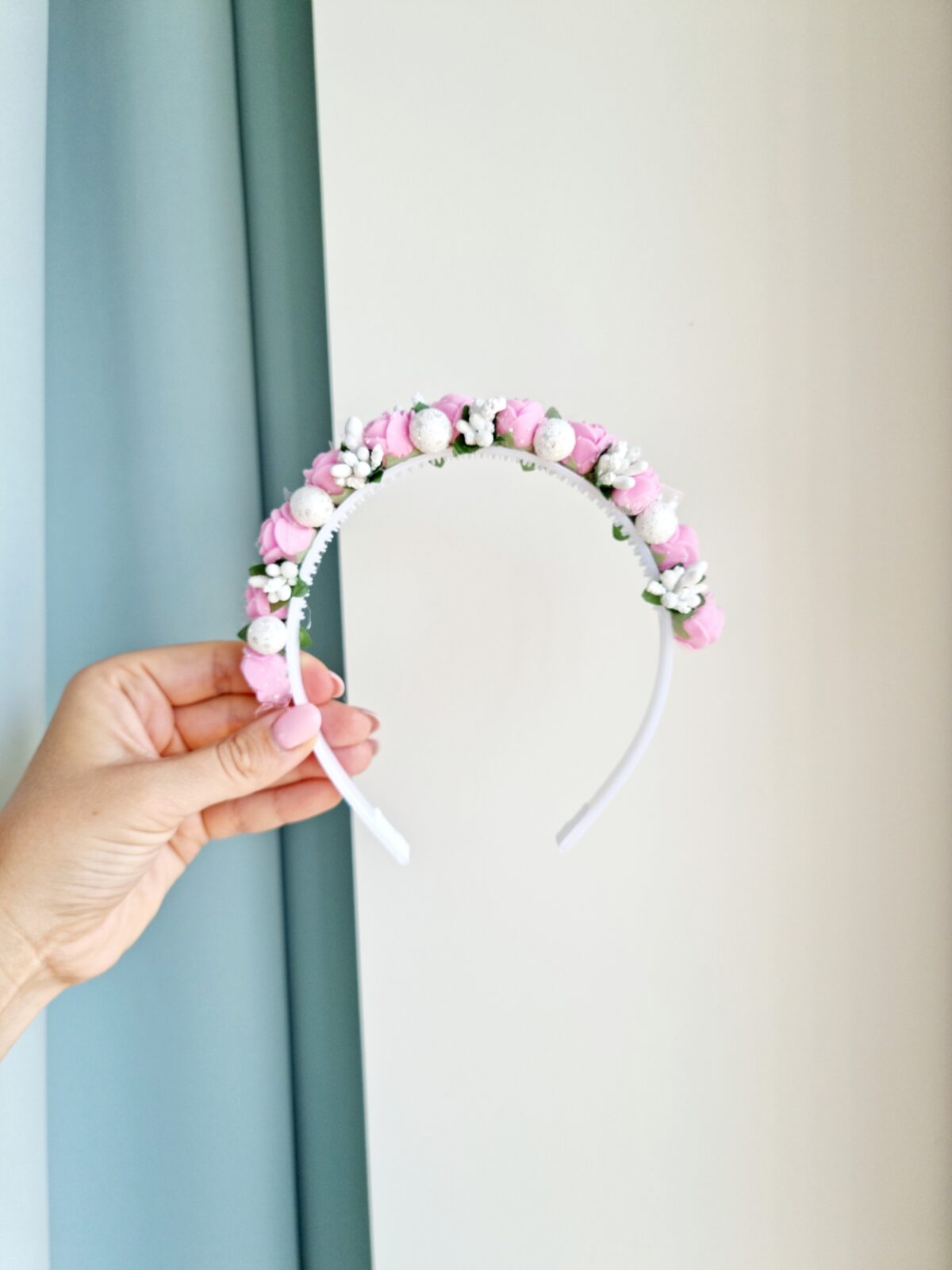 Roosa-valge lilledega peavõru