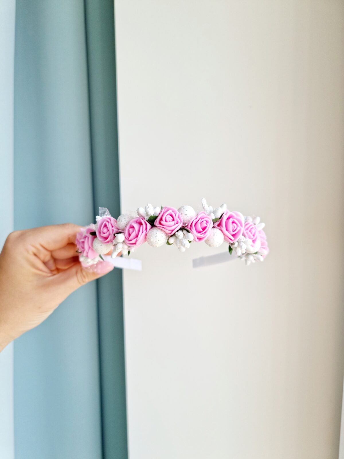 Roosa-valge lilledega peavõru