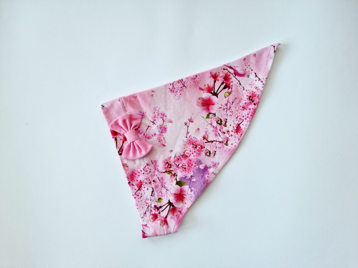 Pearätt papagoid ja õied lipsuga