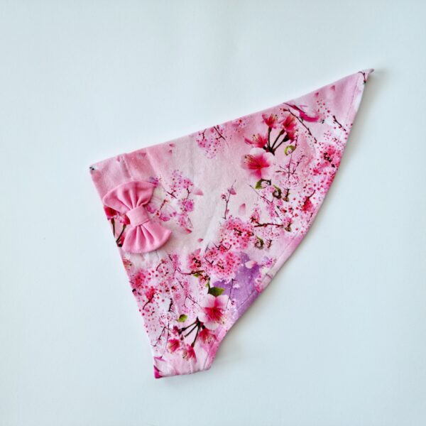 Pearätt papagoid ja õied lipsuga