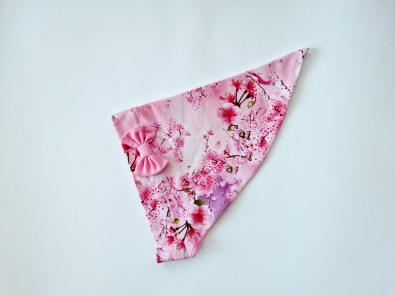 Pearätt papagoid ja õied lipsuga