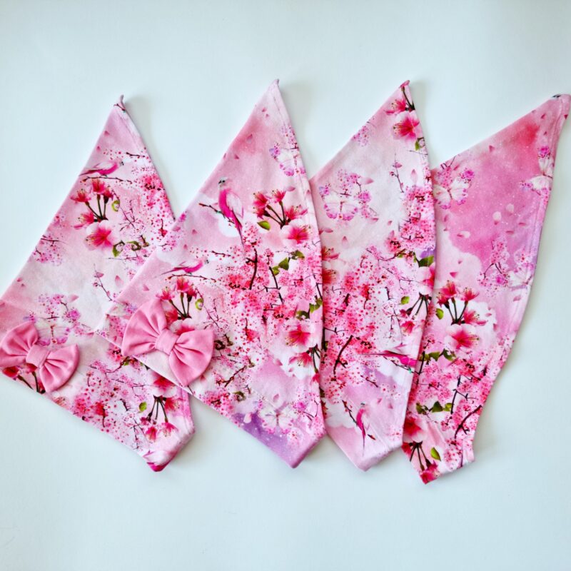 Pearätt papagoid ja õied lipsuga