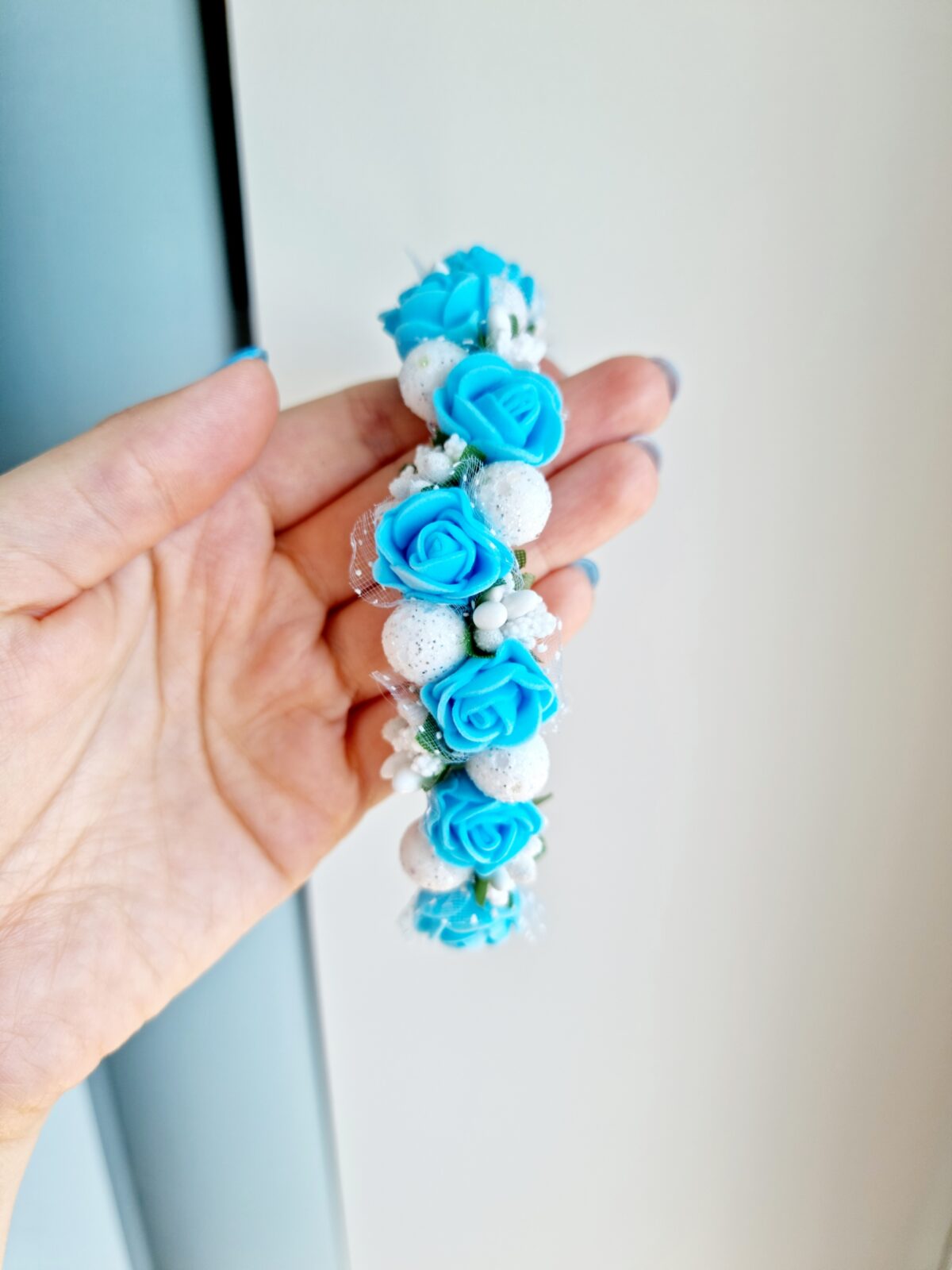 20220625_144617 Helesinine-valge lilledega peavõru