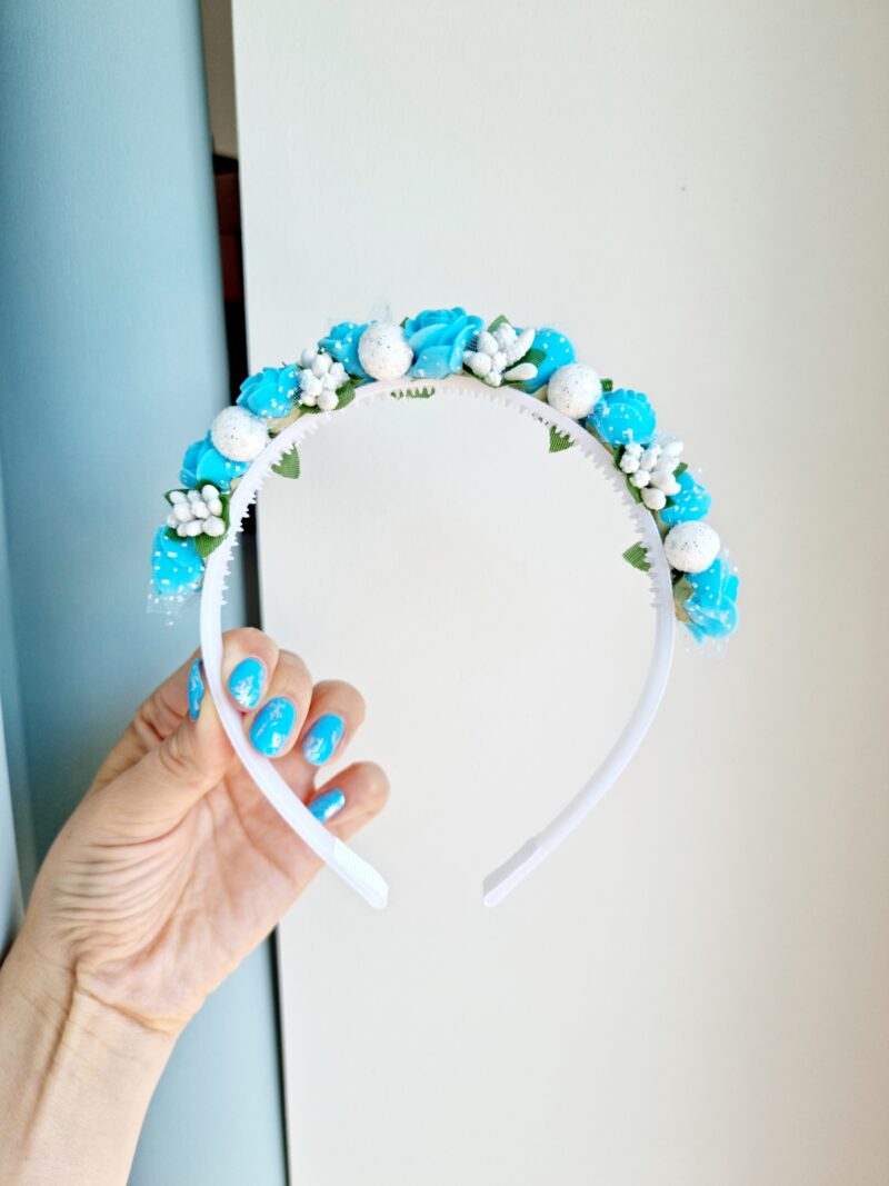 Helesinine-valge lilledega peavõru