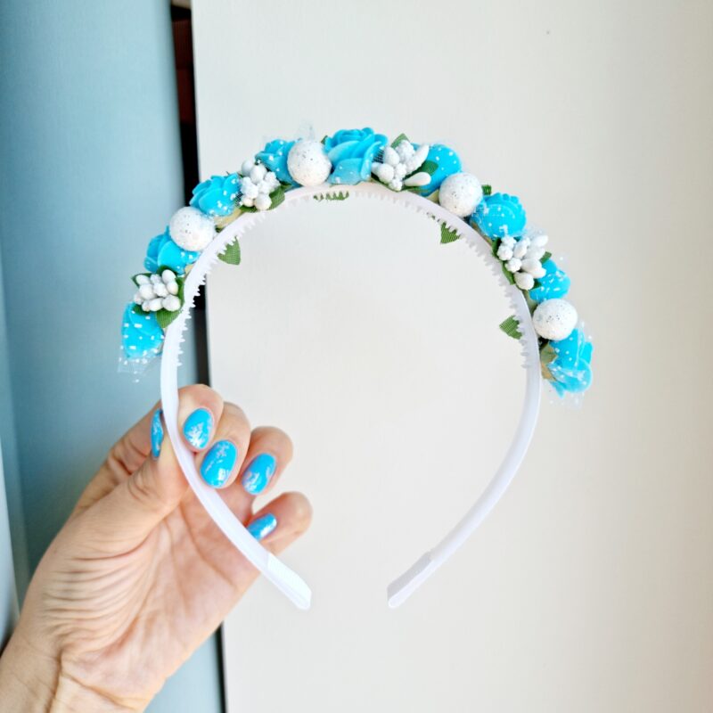 Helesinine-valge lilledega peavõru