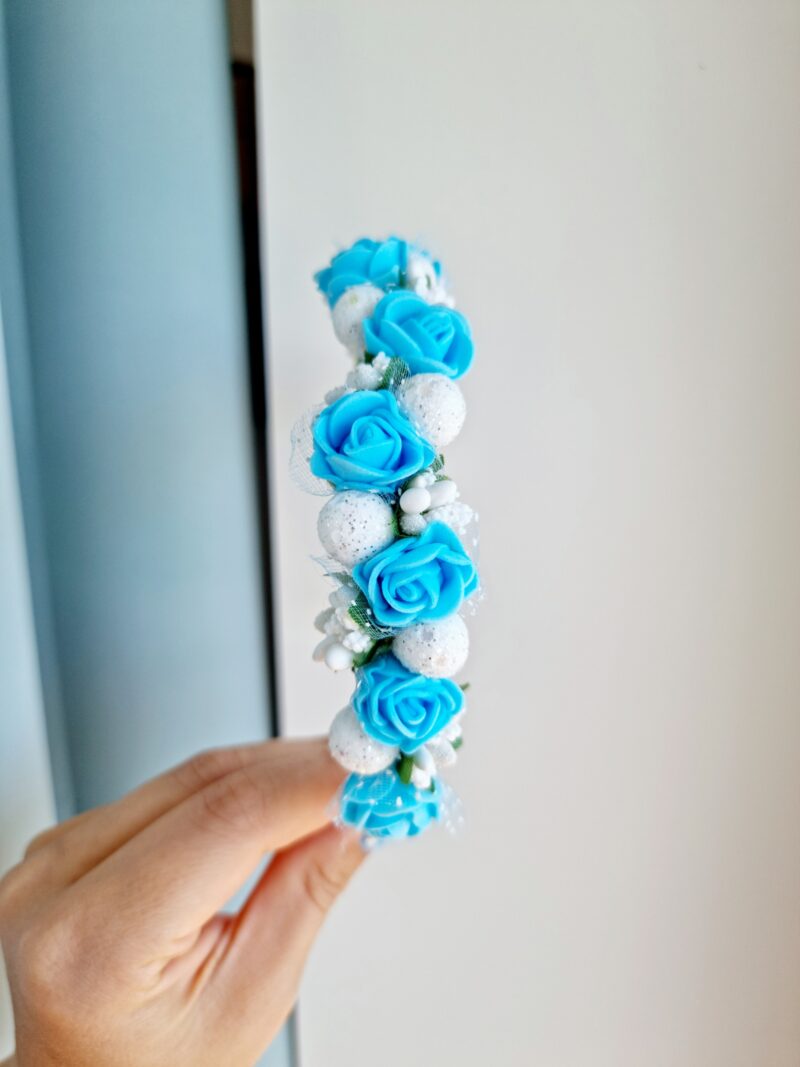 Helesinine-valge lilledega peavõru