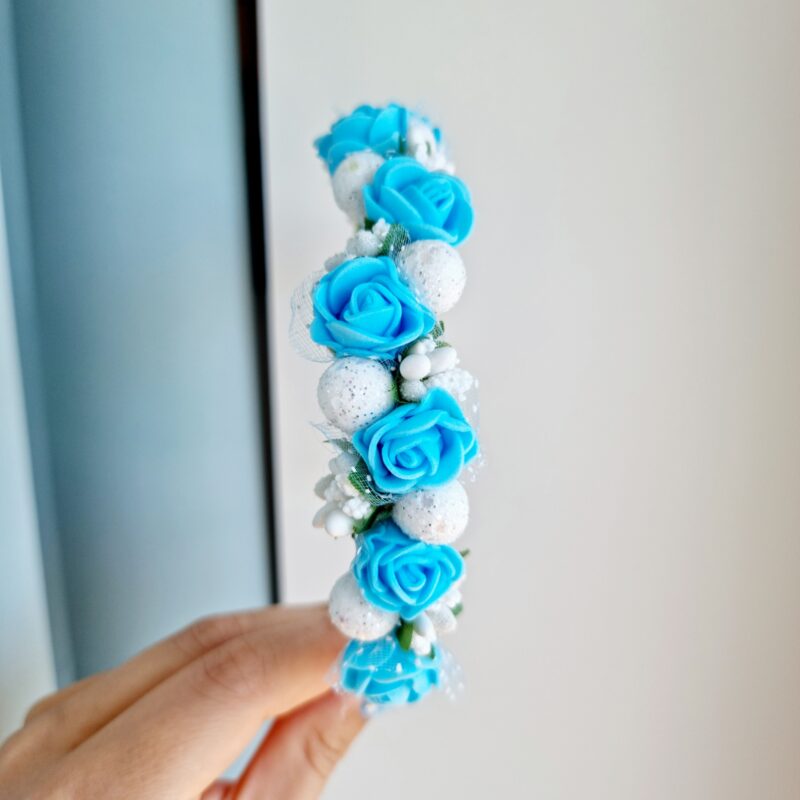 Helesinine-valge lilledega peavõru