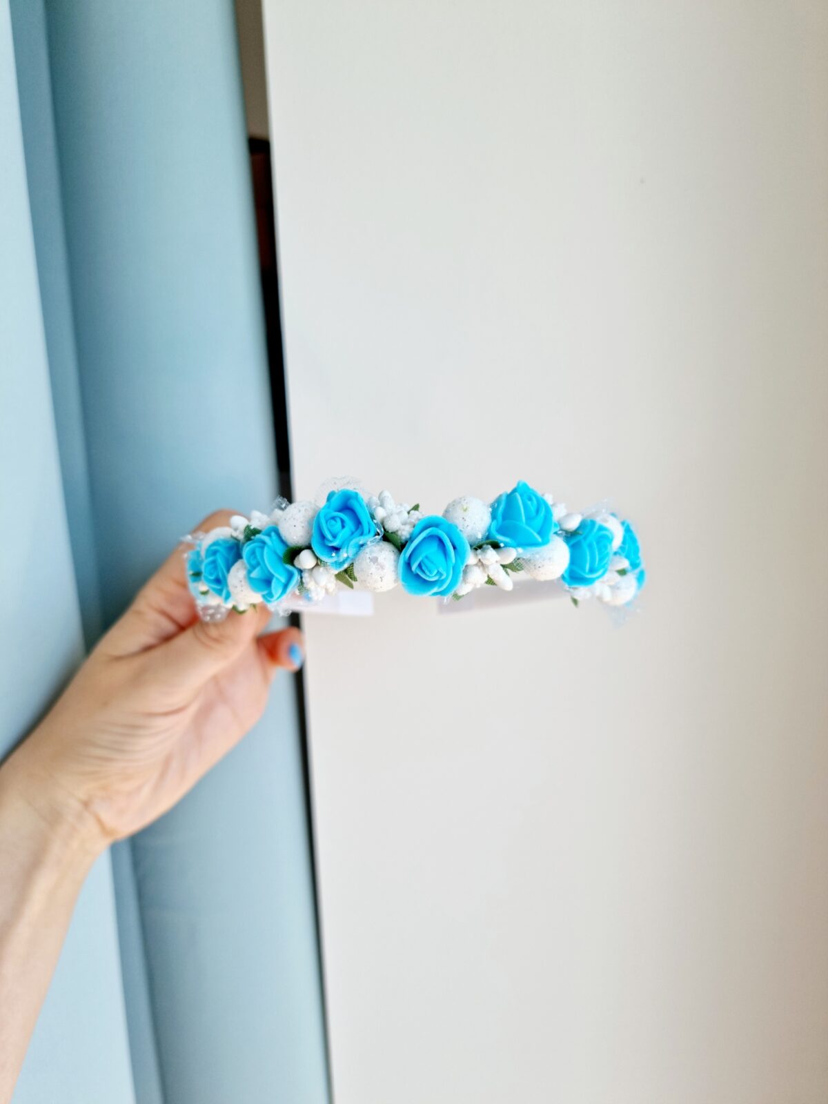 20220625_144639 Helesinine-valge lilledega peavõru