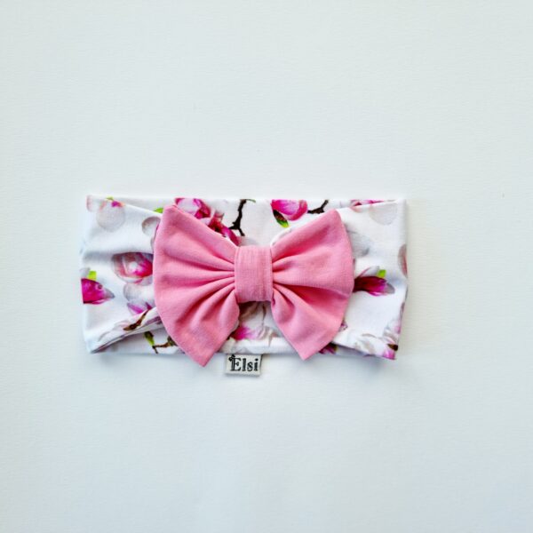 20220625_145942 Magnooliatega peapael roosa lipsuga