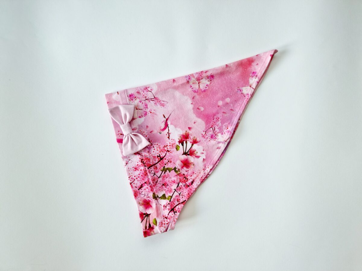 Pearätt papagoid ja õied heleda lipsuga