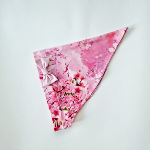 Pearätt papagoid ja õied heleda lipsuga