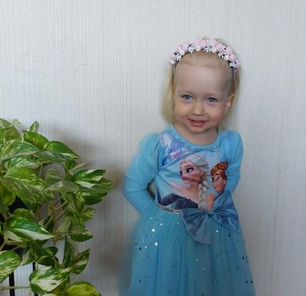 Valge lilledega peavõru