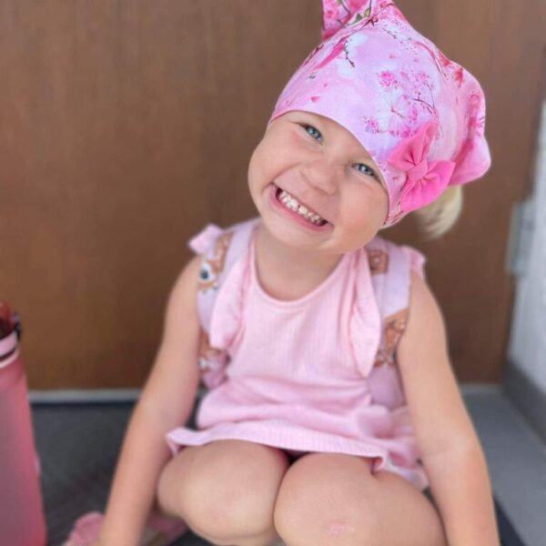 Pearätt papagoid ja õied lipsuga