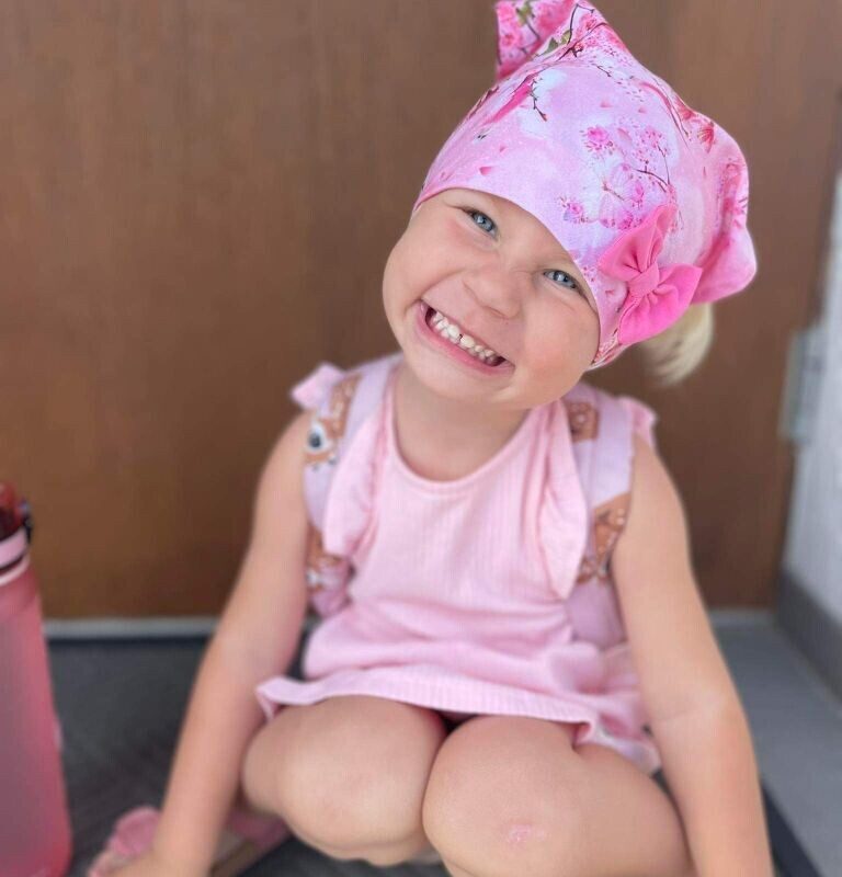 Pearätt papagoid ja õied lipsuga