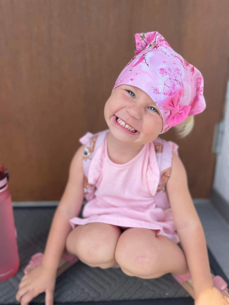 Pearätt papagoid ja õied lipsuga