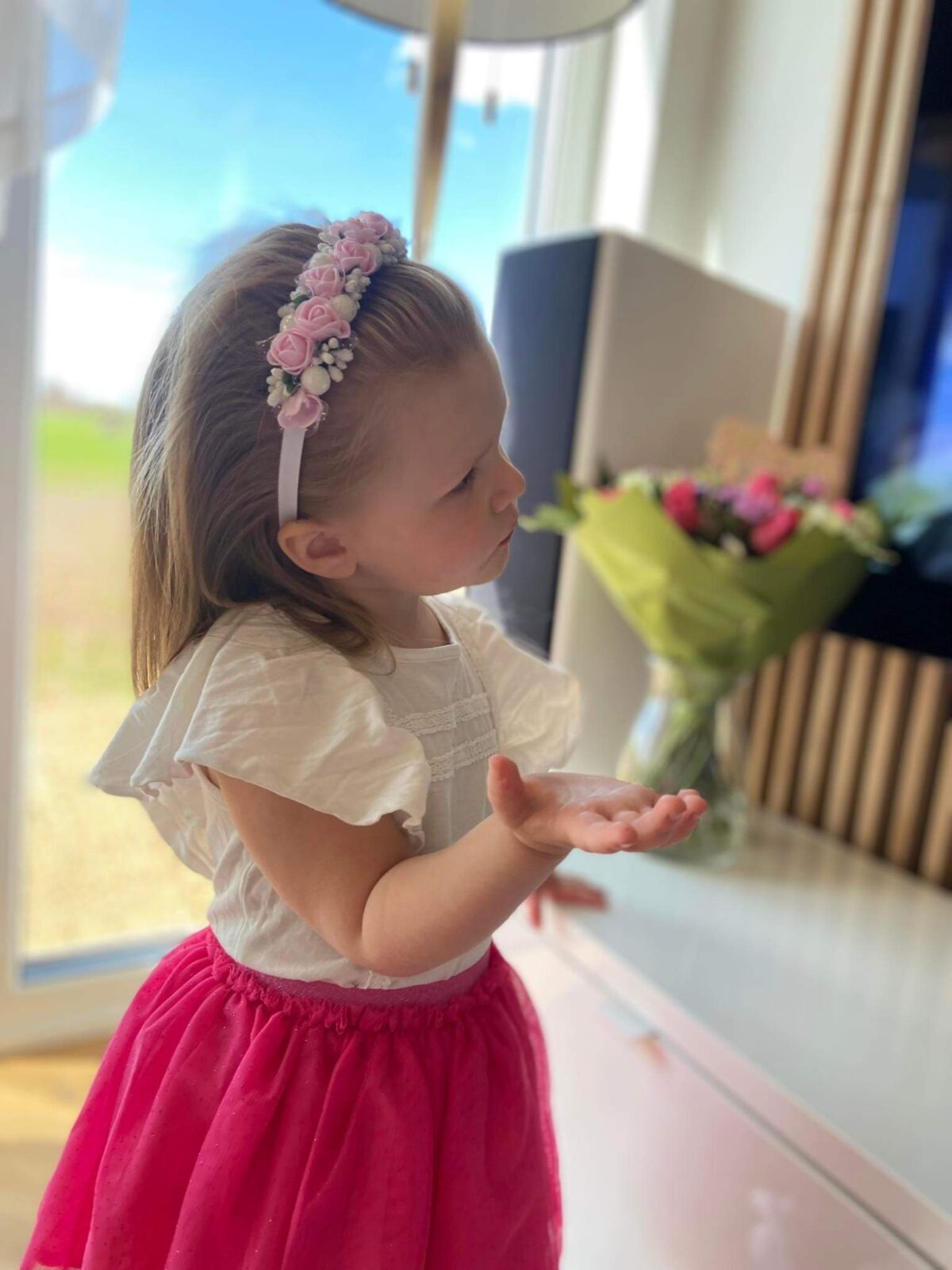 Valge lilledega peavõru