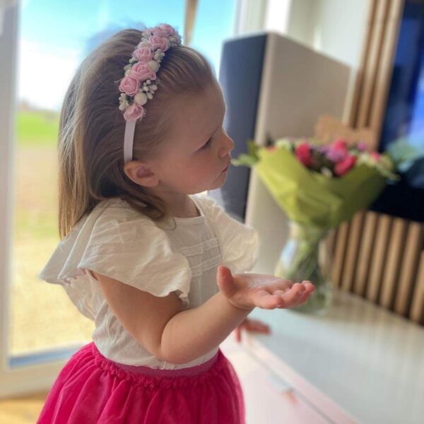 Valge lilledega peavõru