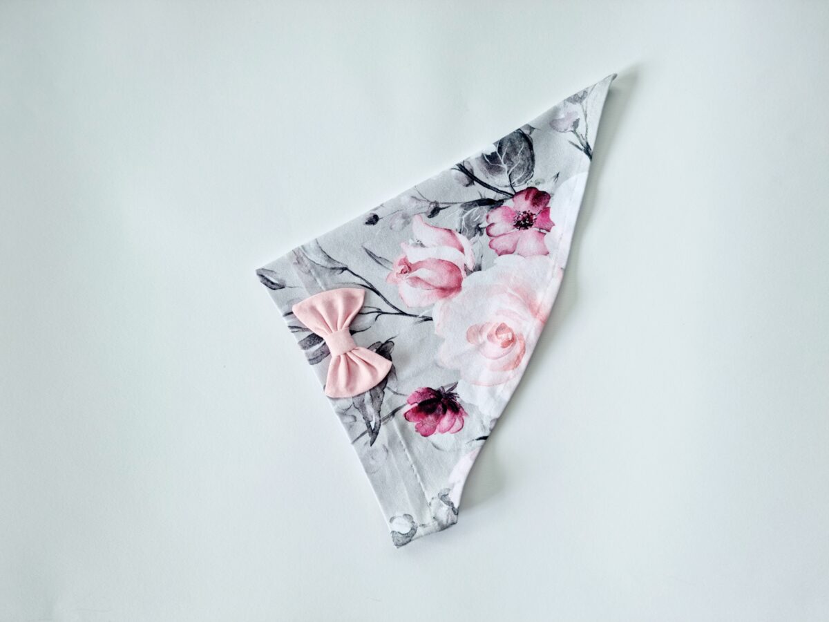 Pearätt hallil roosid lipsuga