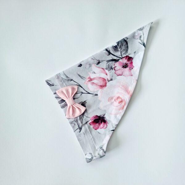 Pearätt hallil roosid lipsuga