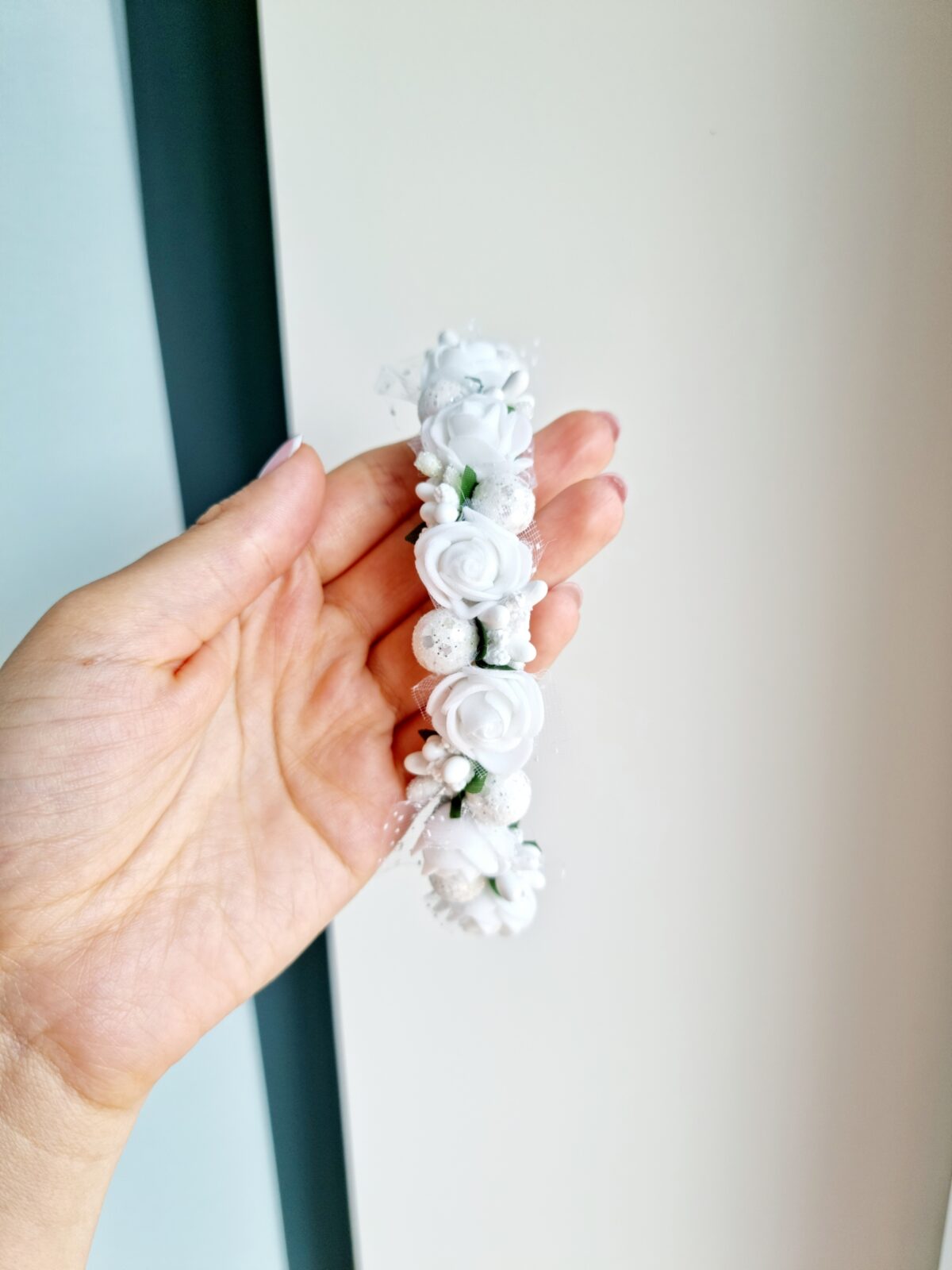 Valge lilledega peavõru