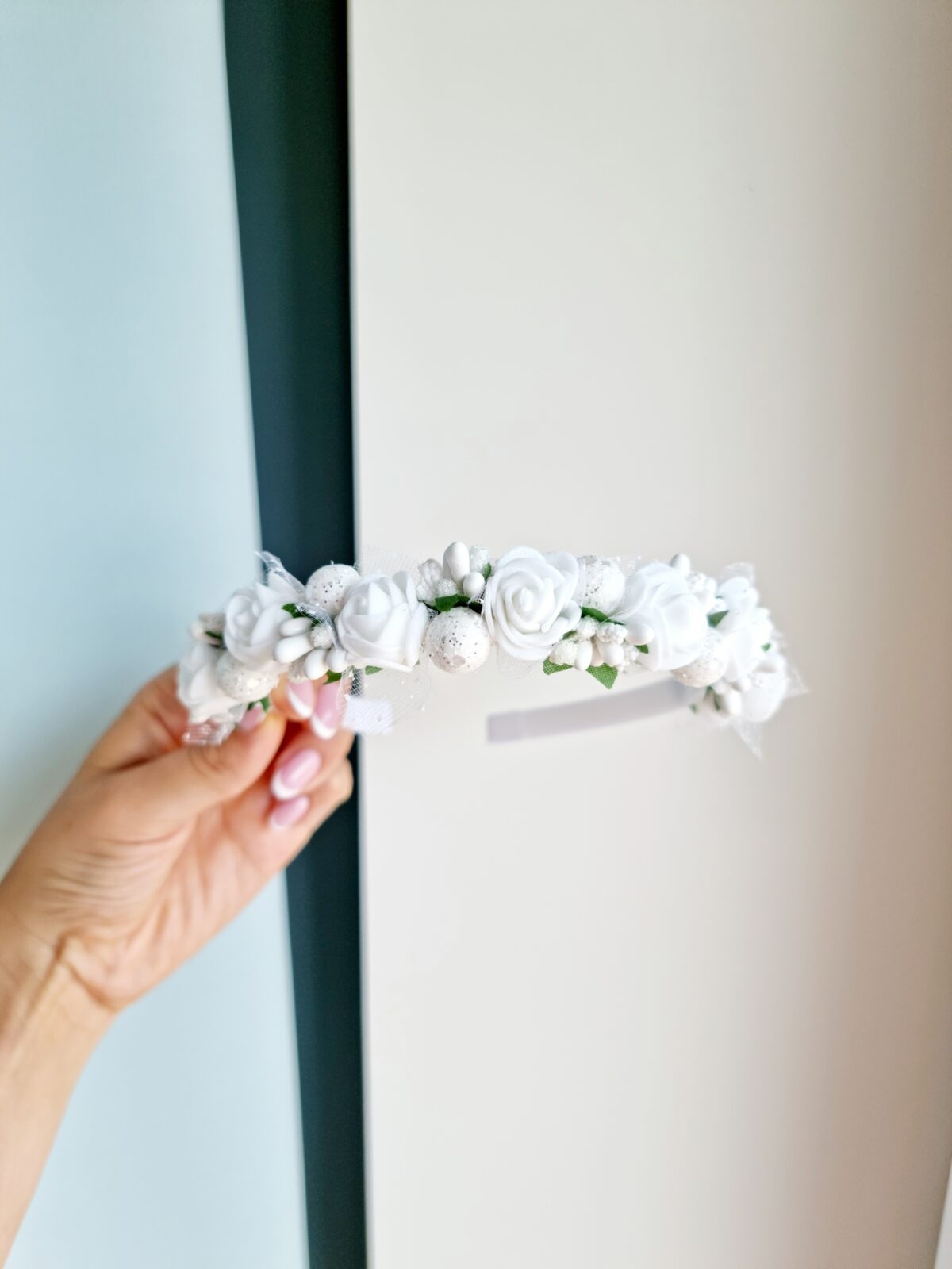 Valge lilledega peavõru