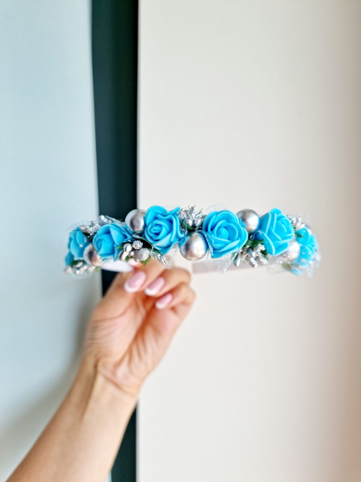 20220722_164152 (1) Helesinine-hõbe lilledega peavõru