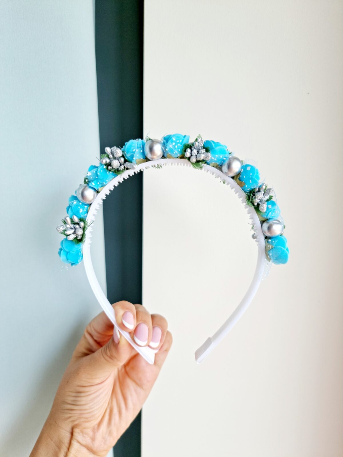 20220722_164201 Helesinine-hõbe lilledega peavõru