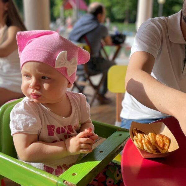 Pearätt roosa kuldsete täppidega lipsuga