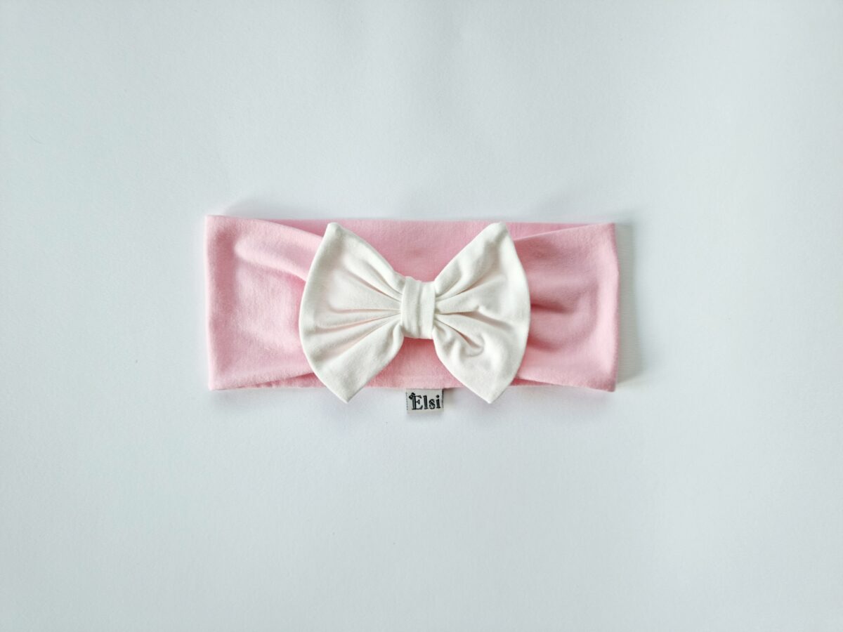 Roosa peapael valge lipsuga