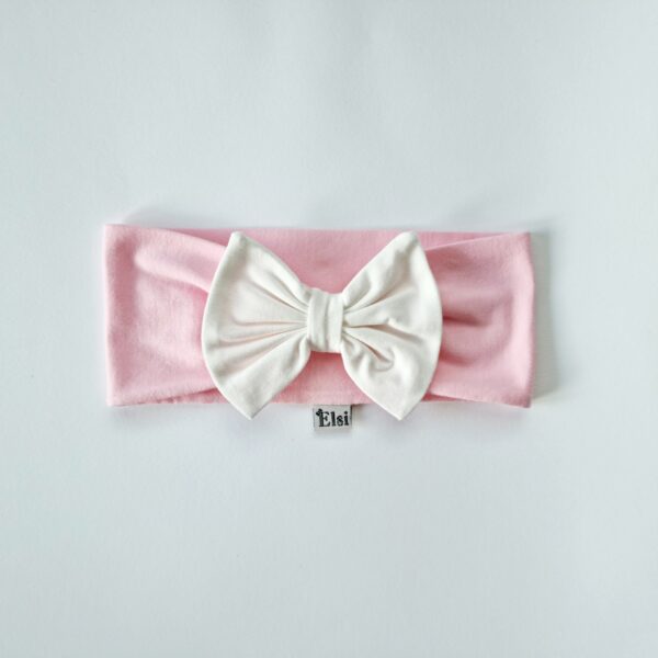 Roosa peapael valge lipsuga