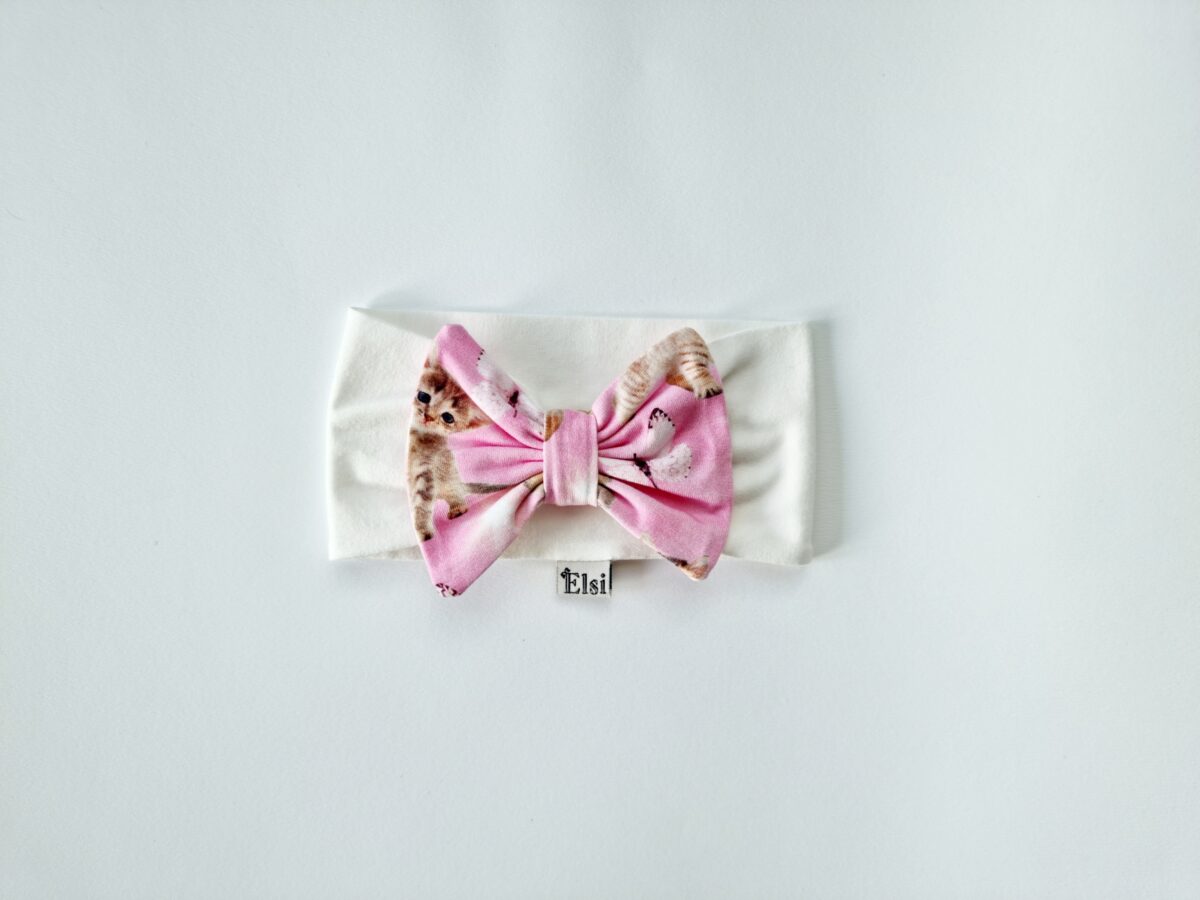 Valge peapael kiisudega