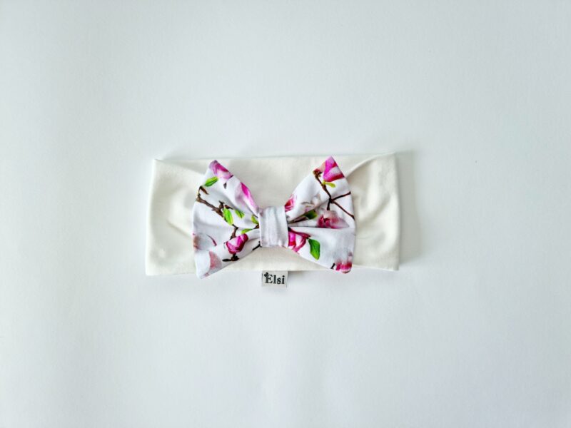 Valge peapael magnooliate lipsuga